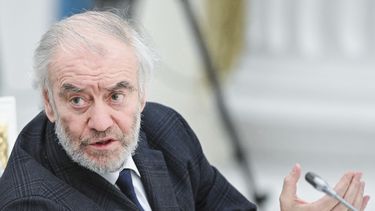 ARCHIVO - Valery Gergiev, director de orquesta ruso, director artístico y general del Teatro Mariinsky, director general del Teatro Bolshoi, asiste a una reunión de la junta directiva de los teatros Bolshoi y Mariinsky con el presidente ruso Vladimir Putin en el Senado del Kremlin en Moscú, Rusia, el martes 13 de mayo de 2025. (Sergei Bobylev, Sputnik, Kremlin Pool Photo via AP, archivo)