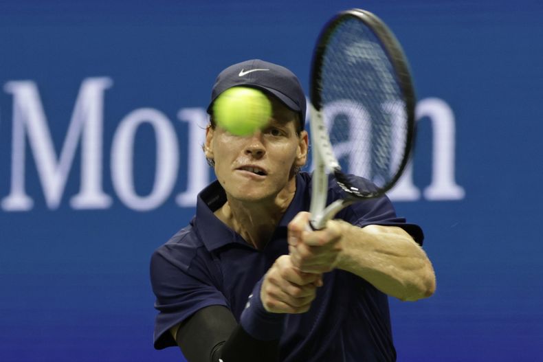 El italiano Jannik Sinner hace una devolución a su compatriota Lorenzo Musetti en los cuartos de final del US Open, el miércoles 3 de septiembre de 2025 (AP Foto/Adam Hunger)