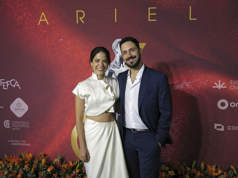 El cineasta Diego del Río, derecha, y la actriz Adriana Llabrés de la película Todo el silencio posan al llegar al almuerzo de nominados de la 66a edición de los premios Ariel de la Academia Mexicana de Artes y Ciencias Cinematográficas en la Ciudad de México el 21 de agosto de 2024. (Foto AP/Berenice Bautista)