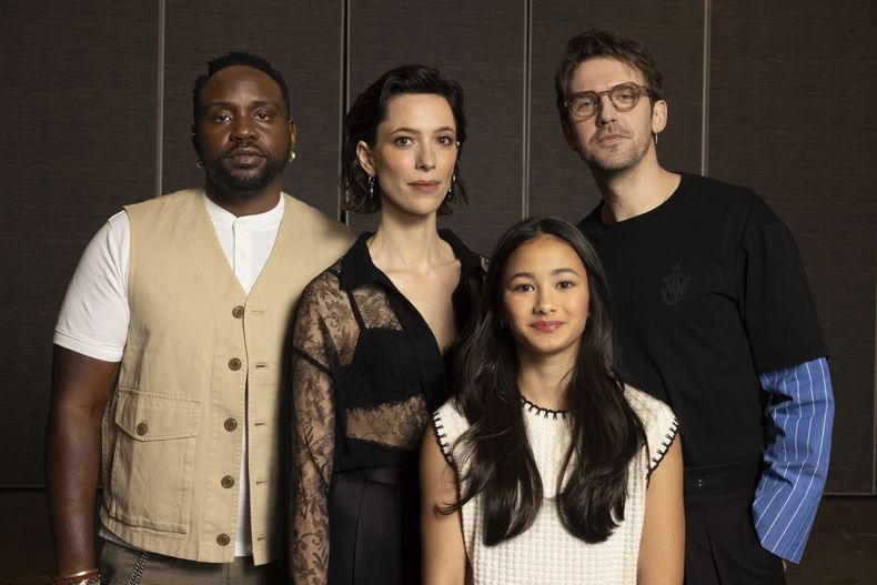 Brian Tyree Henry, de izquierda a derecha, Rebecca Hall, Kaylee Hottle, y Dan Stevens posan para un retrato para promover Godzilla x Kong: The New Empire el lunes 18 de marzo de 2024, en Nueva York. (Foto Matt Licari/Invision/AP)