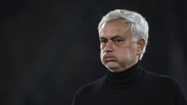 El técnico de la Roma Jose Mourinho hace un gesto durante el encuentro ante el Bologna en la Serie A el domingo 17 de diciembre del 2023. (Massimo Paolone /LaPresse via AP)