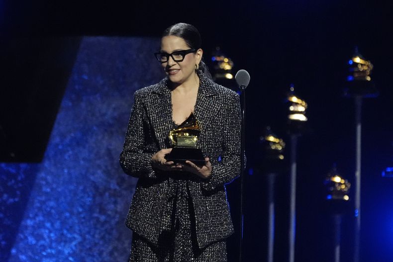 Presenter Natalia Lafourcade en el escenario de la 66a entrega anual de los Premios Grammy el domingo 4 de febrero de 2024 en Los Ángeles. (Foto AP/Chris Pizzello)