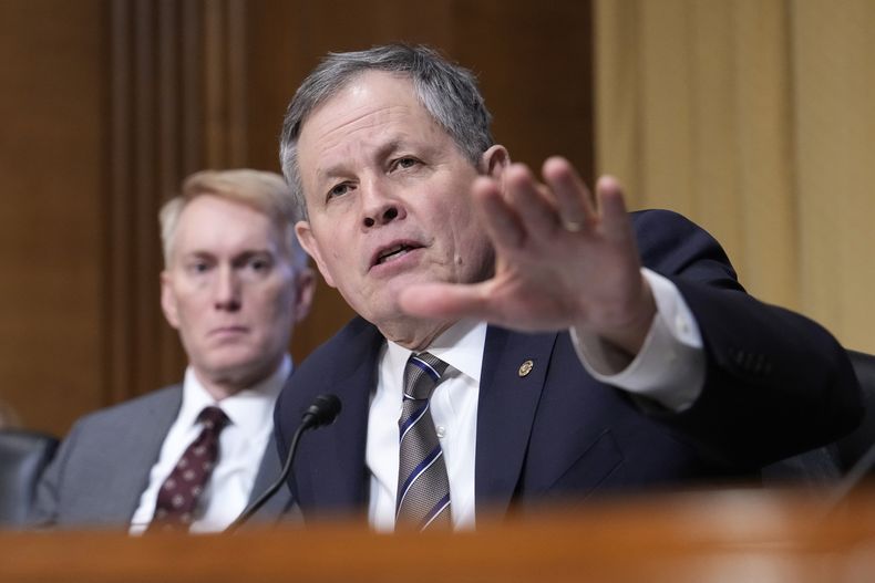 ARCHIVO - Steve Daines, senador republicano por Montana, interviene en el Comité de Finanzas del Senado durante la sesión de confirmación de Scott Bessent, elegido por Donald Trump para ocupar el cargo de secretario del Tesoro, en el Capitolio, Washington, el 16 de enero de 2025. (AP Foto/Ben Curtis, archivo)