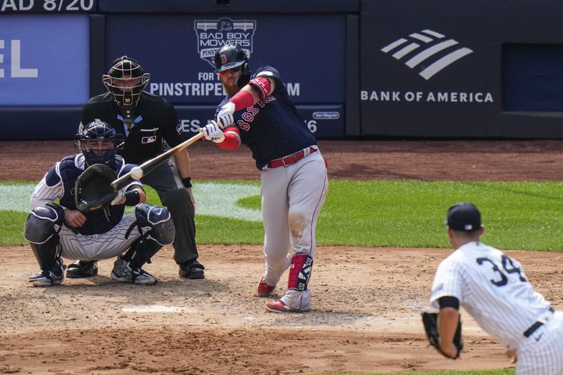 Justin Turner de los Medias Rojas de Boston pega un jonrón de tres carreras en la séptima entrada del encuentro ante los Yanquis de Nueva York el domingo 20 de agosto del 2023. (AP Foto/Frank Franklin II)