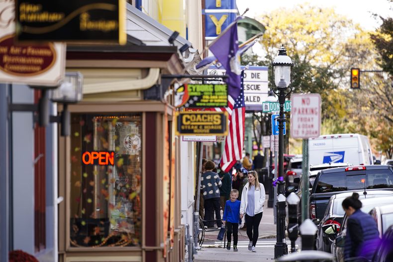Una serie de negocios pequeños en Doylestown, Pensilvania, el 4 de noviembre del 2021. (AP foto/Matt Rourke)