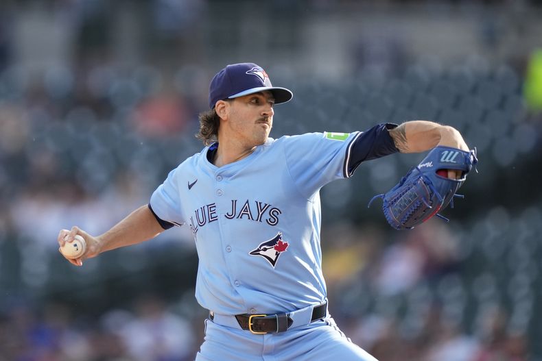 El abridor de los Azulejos de Toronto Kevin Gausman lanza en la primera entrada del encuentro de la MLB ante los Tigres de Detroit el jueves 23 de mayo del 2024. (AP Foto/Carlos Osorio)