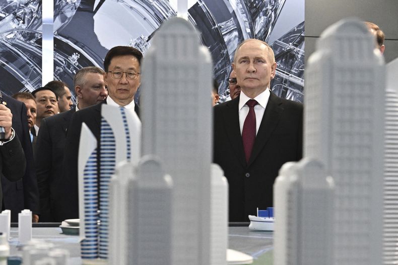 El presidente ruso Vladímir Putin, derecha, y el vicepresidente chino Han Zheng, izquierda, visitan la Exposición China-Rusia en Harbin, en la provincia china nororiental de Heilongjiang, el viernes 17 de mayo de 2024. (Sergei Bobylev, Sputnik, Kremlin Pool Foto vía AP)