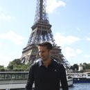 El presidente del comité organizador de los Juegos Olímpicos de París 2024, Tony Estanguet, posa tras un ensayo de la ceremonia inaugural de los JJOO, el 17 de julio de 2023, en París. (AP Foto/Aurelien Morissard)
