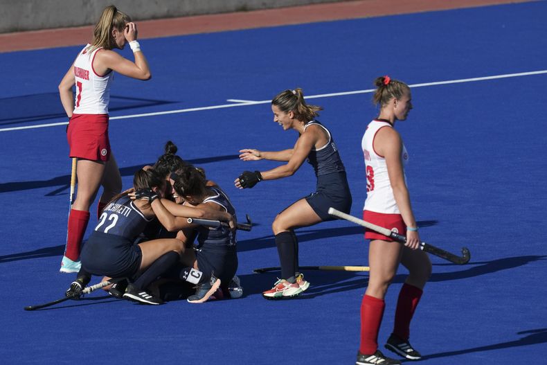 Julieta Jankunas, de Argentina, celebra junto a sus compañeras tras convertir su gol ante Canadá en la semifinal del hockey femenino de los Juegos Panamericanos en Santiago, Chile, jueves Nov. 2, 2023. (AP Foto/Dolores Ochoa)