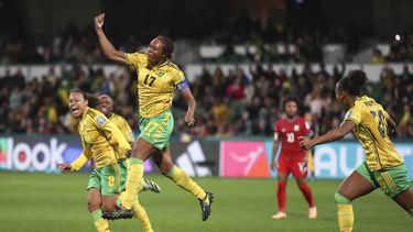 Allyson Swaby de Jamaica celebra con sus compañeras tras anotar el gol de la victoria en el encuentro ante Panamá en el Grupo F de la Copa Mundial femenina en Perth, Australia el sábado 29 de julio del 2023. (AP Foto/Gary Day)