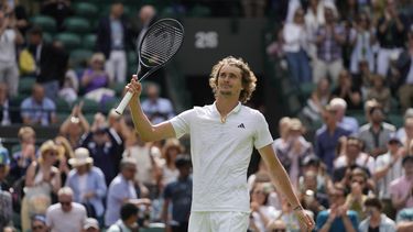 El alemán Alexander Zverev celebra tras vencer al holandés Gijs Brouwer en la primera ronda de Wimbledon el jueves 6 de julio del 2023. (AP Foto/Alastair Grant)
