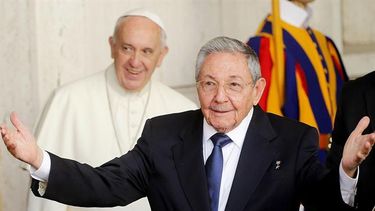 raul castro en el vaticano: el papa esta haciendo que vuelva a ser catolico