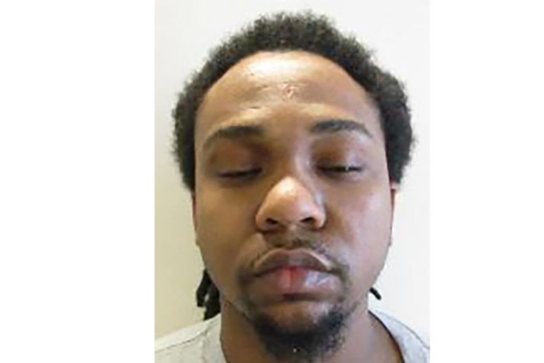 Esta foto de fichaje, proporcionada por el Departamento de Penitenciarías para Adultos (DAC, por sus siglas en inglés) de Carolina del Norte muestra a Ramone Alston, de 30 años, quien escapó de un furgón el martes 13 de agosto de 2024, en Hillsborough, Carolina del Norte. (DAC vía AP)