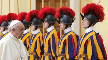 americateve | El papa Francisco pasa frente a los guardias suizos en el Vaticano el 3 de abril del 2014. En una entrevista concedida a j&oacute;venes belgas durante la semana, el pont&iacute;fice dijo que estaba feli, "quiz&aacute;s porque tengo un trabajo, no est