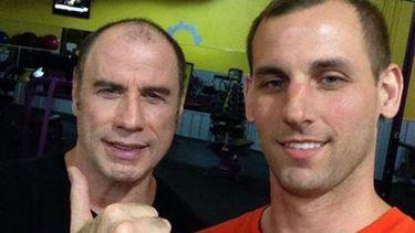 inedito: john travolta se quito la peluca para hacerse una selfie