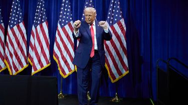 ARCHIVO - El presidente Donald Trump baila mientras abandona el escenario tras dirigirse a los legisladores republicanos de la Cámara de Representantes durante su retiro político anual, el martes 6 de enero de 2026, en Washington. (AP Foto/Evan Vucci, Archivo)