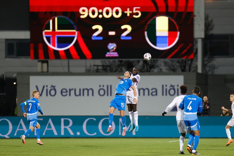 El islandés Brynjolfur Willumsson salta por el balón frente al francés Dayot Upamecano en el partido por las eliminatorias del Mundial, el lunes 13 de octubre de 2025, en Reykjavik. (AP Foto/Brynjar Gunnarsson)
