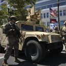 Soldados de la Guardia Nacional de California vigilan una calle cerca de manifestantes y simpatizantes de Trump en Santa Ana, California, el martes 10 de junio de 2025. (AP Foto Jae C. Hong)