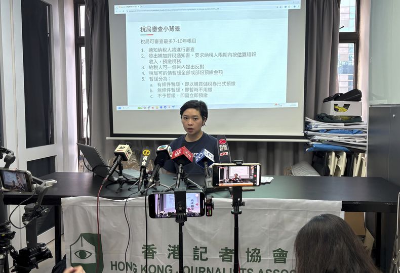 La presidenta de la Asociación de Periodistas de Hong Kong, Selina Cheng, habla en una conferencia de prensa sobre el acoso a periodistas y sus familias mediante auditorías fiscales sin pruebas suficientes, en Wan Chai, Hong Kong, el miércoles 21 de mayo de 2025. (AP Foto/Kanis Leung)