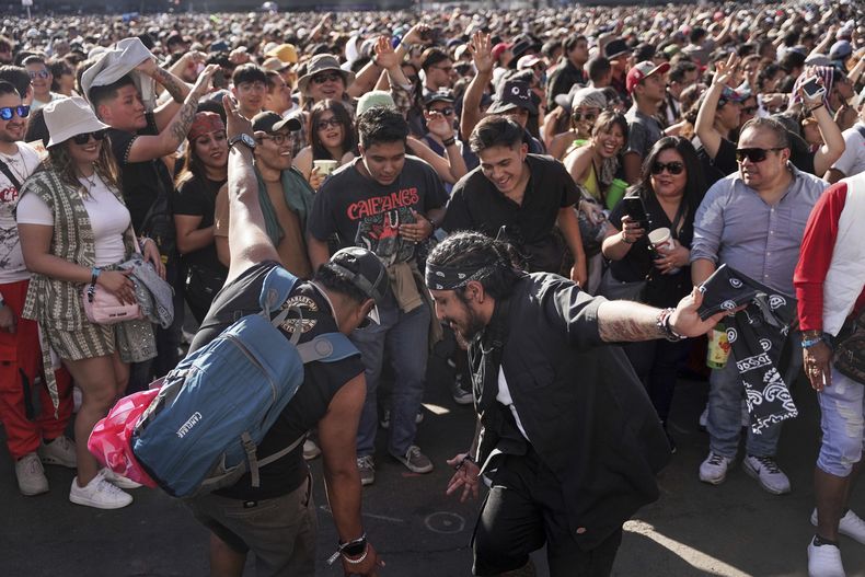 Fans bailan con la banda mexicana El Gran Silencio durante su presentación en la 25ª edición del festival de música Vive Latino en la Ciudad de México, el sábado 15 de marzo de 2025. (Foto AP/Aurea Del Rosario)