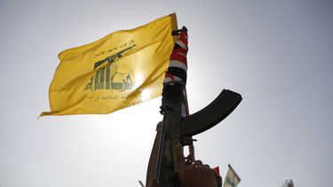 Una partidario de los hutíes levanta una bandera de Hezbollah durante una protesta contra Israel y Estados Unidos en Saná, Yemen, el viernes 27 de septiembre de 2024. (AP Foto/Osamah Abdulrahman)