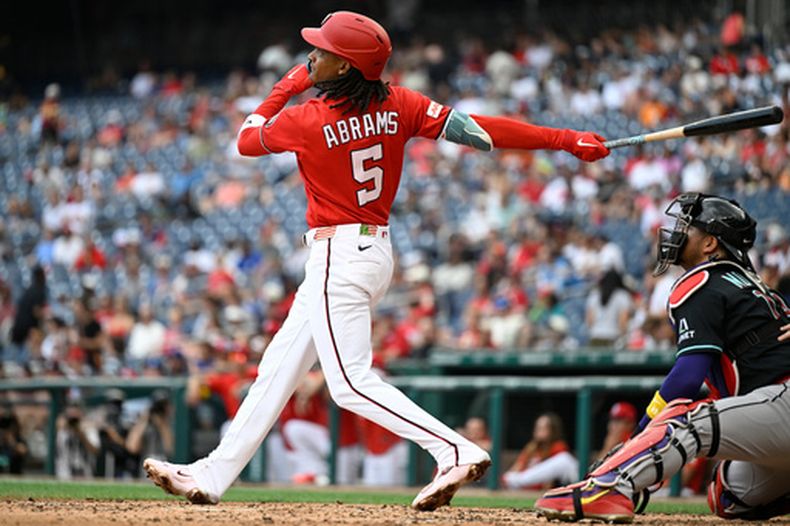 CJ Abrams, de los Nacionales de Washington, conecta un jonrón solitario durante la tercera entrada de un partido de béisbol contra los Diamondbacks de Arizona, el domingo 26 de julio de 2026, en Washington. (Foto AP/John McDonnell)