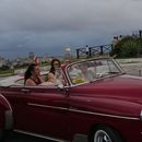 Turistas dan un paseo en un auto estadounidense clásico en La Habana, el lunes 26 de enero de 2026. (AP Foto/Ramon Espinosa)