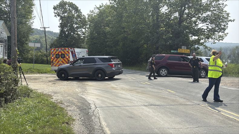 Imagen difundida por WNEP que muestra a policías cerca del lugar donde dos policías fueron baleados cerca de Thompson, Pensilvania, el 7 de agosto del 2025. (WNEP via AP)