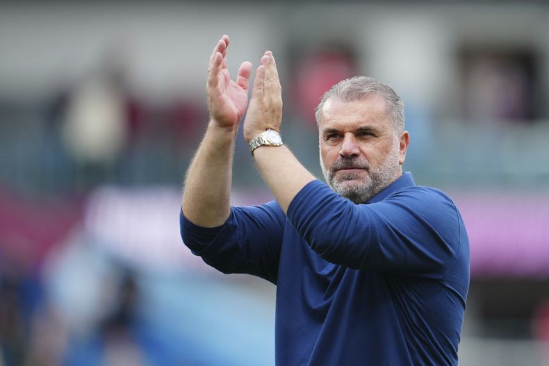 El técnico de Tottenham Ange Postecoglou aplaude a la afición al final del partido contra Burnley en la Liga Premier, el sábado 2 de septiembre de 2023. (AP Foto/Jon Super)