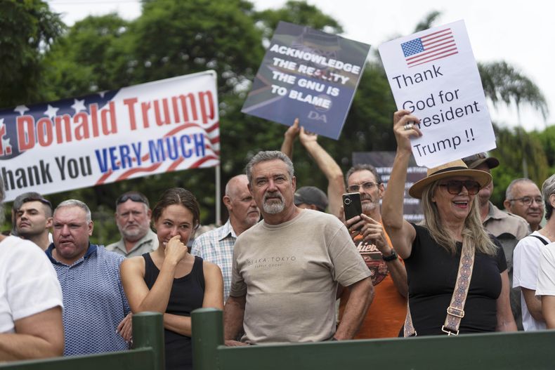 ARCHIVO - Sudafricanos blancos se manifiestan en apoyo del presidente estadounidense Donald Trump frente a la embajada de Estados Unidos, el 15 de febrero de 2025, en Pretoria, Sudáfrica. (AP Foto/Jerome Delay, archivo)