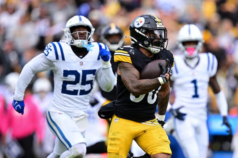 El corredor de los Steelers de Pittsburgh Jaylen Warren corre con el balón para anotar en el encuentro ante los Colts de Indianápolis el domingo 11 de octubre del 2026. (AP Foto/David Dermer )