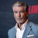 ARCHIVO - Pierce Brosnan, miembro del elenco de The Out-Laws, posa en una proyección especial de la película, el 26 de junio de 2023, en los cines Regal LA Live en Los Ángeles. Brosnan se declaró culpable el jueves 14 de marzo de 2024 de ingresar a una zona termal restringida durante una visita al Parque Nacional de Yellowstone en noviembre de 2023. (Foto AP/Chris Pizzello, archivo)