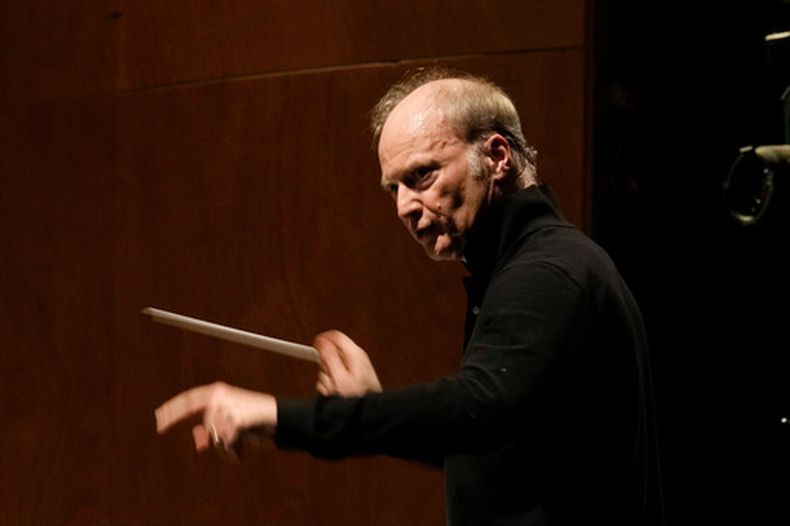 ARCHIVO - Gianandrea Noseda, director musical de la Orquesta Sinfónica Nacional, dirige la orquesta durante un ensayo en el teatro La Scala de Milán, Italia, el 26 de febrero de 2024.(Foto AP/Antonio Calanni, File)