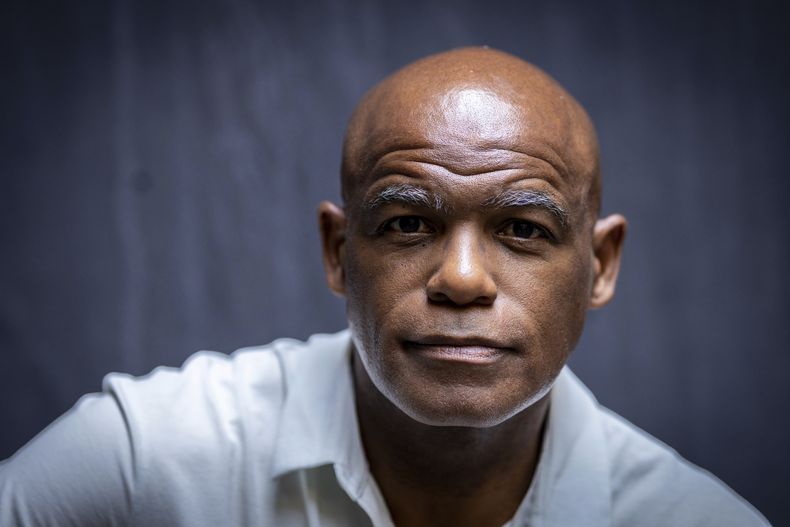 Gene Folkes, exconcursante de The Apprentice posa en un parque de Manhattan el miércoles 5 de junio de 2024, en Nueva York. Versiones sobre el comportamiento de Trump en The Apprentice han hecho resurgir acusaciones sobre si fue ofensivo con los concursantes negros en el programa. (Foto AP/Stefan Jeremiah)