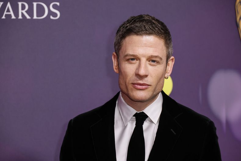 James Norton posa a su llegada a la 78a edición de los Premios de la Academia Británica de Cine, BAFTA, en Londres, el domingo 16 de febrero de 2025. (Foto Joel C Ryan/Invision/AP)