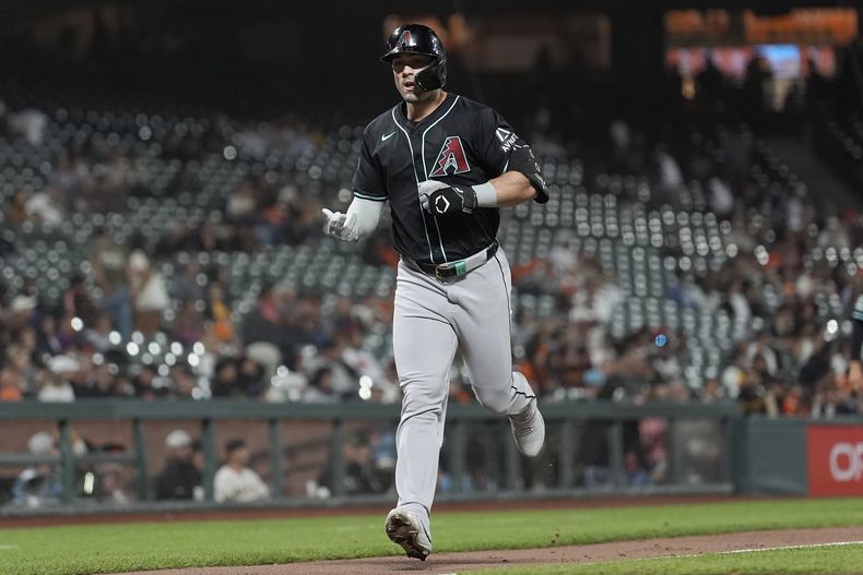 Randal Grichuk, de los Diamondbacks de Arizona, festeja luego de pegar un jonrón ante los Gigantes de San Francisco, el martes 3 de septiembre de 2024 (AP Foto/Jeff Chiu)