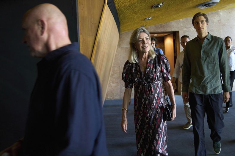 La princesa Carolina de Hannover (centro) llega al Teatro Nacional para asistir a la función del Ballet de Montecarlo en La Habana, el viernes 16 de mayo de 2025. Carolina, presidenta de la compañía fundada en 1985 en honor a su madre, la princesa Grace, acompañó a los bailarines a La Habana. (Foto AP/Ramón Espinosa)