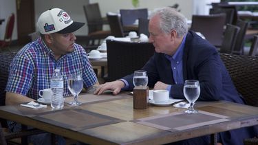 El senador demócrata Chris Van Hollen, derecha, habla con Kilmar Ábrego García --un salvadoreño que vivía en Maryland y fue deportado a El Salvador por el gobierno del presidente Donald Trump-- en el restaurante de un hotel el jueves 17 de abril de 2025, en San Salvador, El Salvador. (Oficina de Prensa del senador Van Hollen, vía AP)