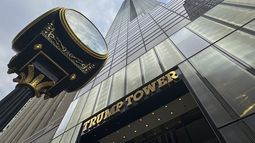 En esta fotografía del viernes 22 de marzo de 2024 se puede ver la fachada de la Torre Trump, en Nueva York. (AP Foto/Ted Shaffrey, Archivo)