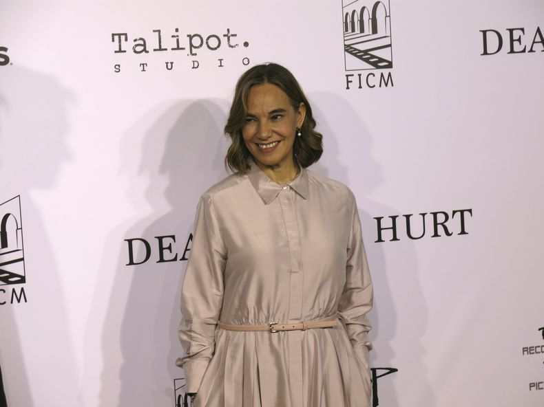 La directora general del Festival Internacional de Cine de Morelia Daniela Michel posa en la alfombra roja de la película The Dead Dont Hurt en Morelia, México, el viernes 20 de octubre de 2023. (Foto AP/Berenice Bautista)