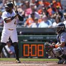 ARCHIVO - El reloj de pitcheo corre mientras el dominicano Carlos Santana, de los Piratas de Pittsburgh, espera un lanzamiento en el juego ante los Astros de Houston, el miércoles 12 de abril de 2023 (AP Foto/Gene J. Puskar, File)