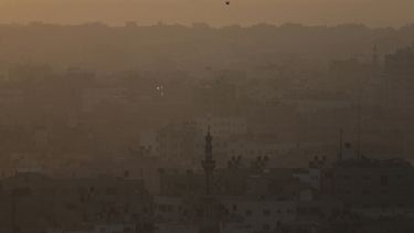 americateve | Un ave vuela sobre la Ciudad de Gaza en el comienzo del d&iacute;a, el viernes 8 de agosto de 2014. Una tregua de tres d&iacute;as entre Israel y Hamas expir&oacute; el viernes despu&eacute;s de que las conversaciones indirectas en El Cairo sobre un nuevo