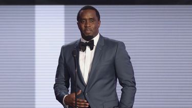 ARCHIVO - En esta fotografía de archivo del 22 de noviembre de 2015, Sean Diddy Combs presenta el premio a la mejor colaboración del año en los American Music Awards en el Microsoft Theater de Los Ángeles. (Foto Matt Sayles/Invision/AP, archivo)