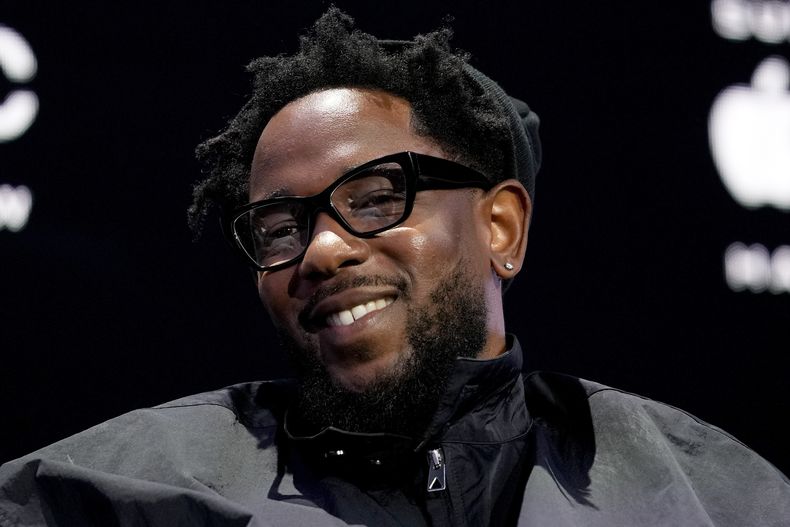 Kendrick Lamar, artista del espectáculo de medio tiempo del Super Bowl LIX de Apple Music, sonríe durante una conferencia de prensa, el jueves 6 de febrero de 2025, en Nueva Orleans, previo al Super Bowl de la NFL entre los Eagles de Filadelfia y los Chiefs de Kansas City. (AP Photo/Matt York)