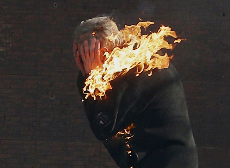 Fotografía del 18 de febrero de 2014 de un manifestante envuelto en llamas durante enfrentamientos con la policía antimotines afuera del parlamento ucraniano en Kiev, Ucrania. (AP Foto/Efrem Lukatsky, Archivo)