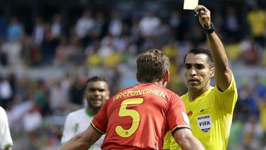 americateve | El &aacute;rbitro mexicano Marco Antonio Rodr&iacute;guez muestra la tarjeta amarilla al belga Jan Vertonghen durante un partido del Grupo H mundialista, contra Argelia, el martes 17 de junio de 2014 (AP Foto/Ricardo Mazal&aacute;n)