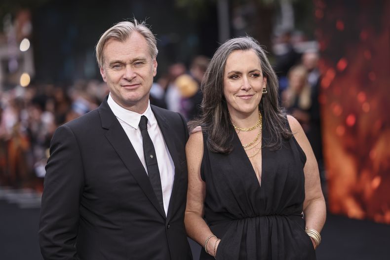 ARCHIVO - El director Christopher Nolan, izquierda, y su esposa, la productora Emma Thomas, en el estreno de Oppenheimer el 13 de julio de 2023 en Londres. (Vianney Le Caer/Invision/AP, archivo)