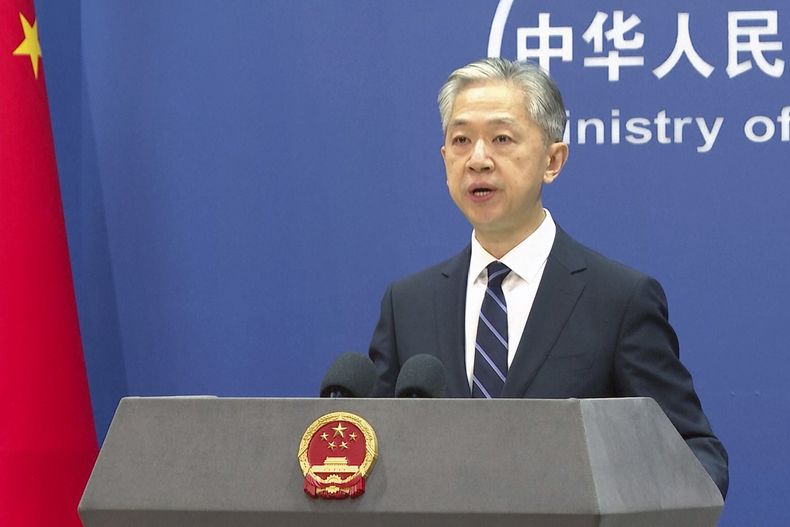 El vocero del ministerio del Exterior chino Wang Wenbin habla en conferencia de prensa en el ministerio en Beijing, viernes 16 de junio de 2023. (AP Foto/Liu Zheng)