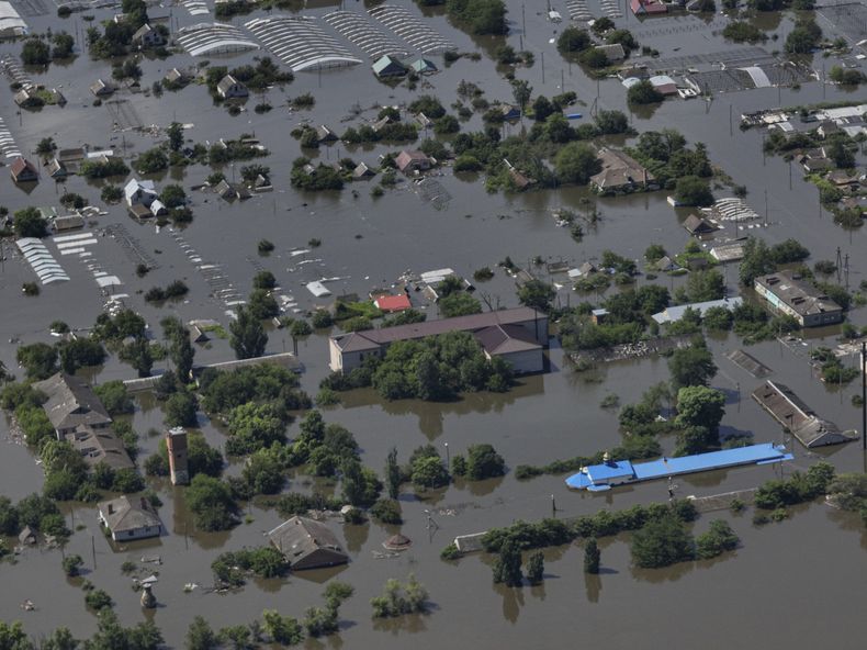 ARCHIVO - Numerosas casas están sumergidas debido a una inundación en Dnipryany, en una zona ocupada por fuerzas rusas en Ucrania, el miércoles 7 de junio de 2023, después de la ruptura de la represa de Kajovka. (AP Foto, Archivo)