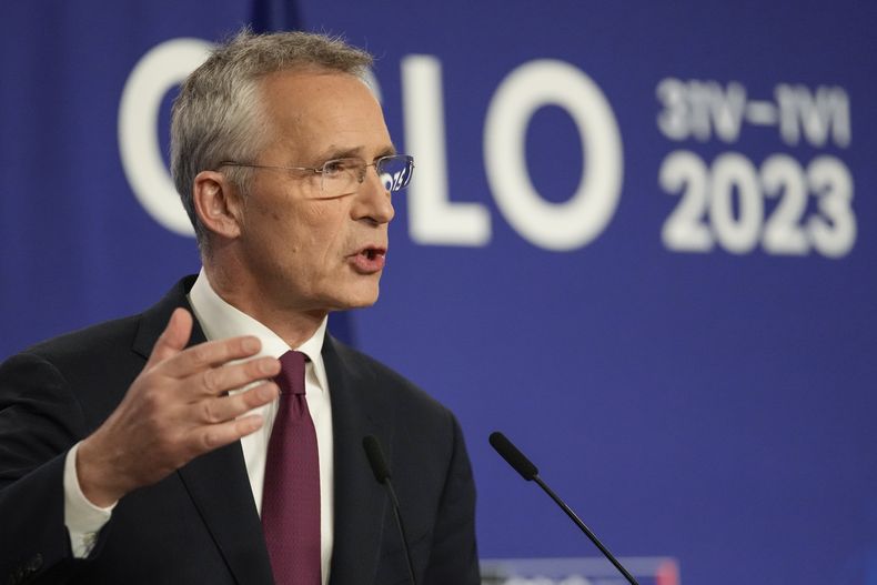 El secretario general de la OTAN, Jens Stoltenberg, habla con los medios en una conferencia de prensa después de reunirse con ministros de la OTAN en Oslo, Noruega, el jueves 1 de junio de 2023. (AP Foto/Sergei Grits)